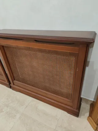 Cubreradiador de madera marrón