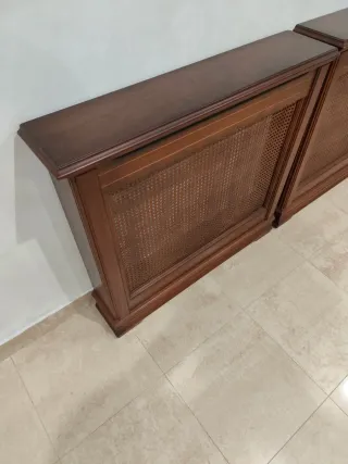 Cubreradiador de madera marrón