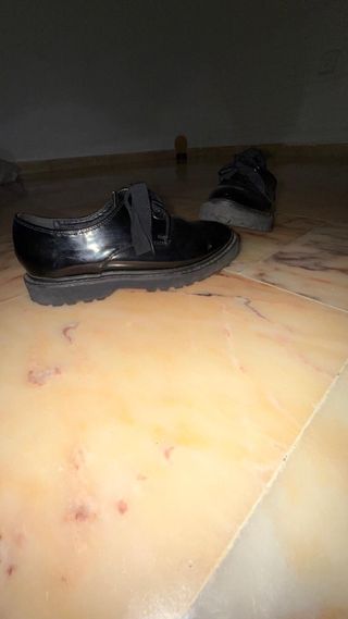 Zapatos bajos charol negros con lazo