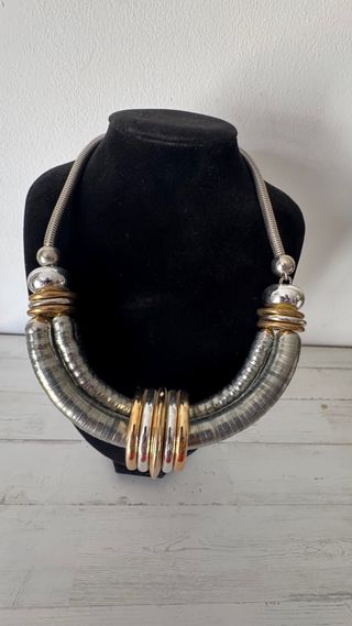 Collar llamativo dorado y plateado