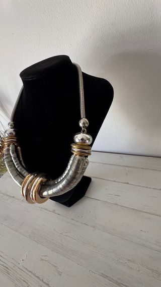 Collar llamativo dorado y plateado