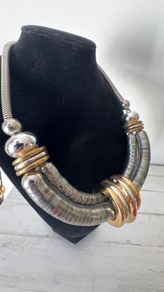 Collar llamativo dorado y plateado
