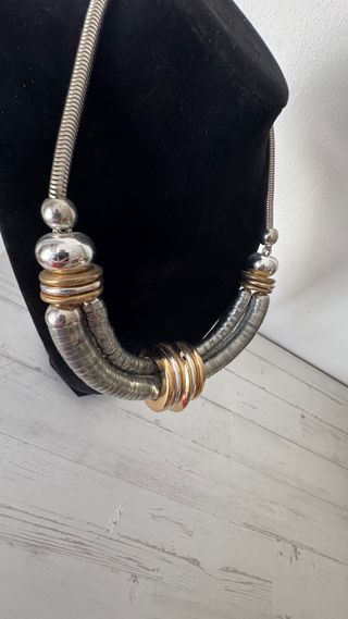 Collar llamativo dorado y plateado
