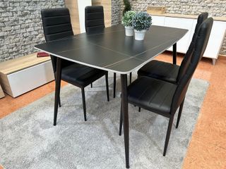 Mesa de comedor negra con 4 sillas acolchadas
