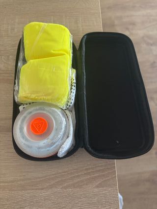 Baliza, chaleco y guantes de seguridad