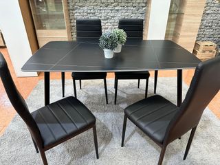 Mesa de comedor negra con 4 sillas acolchadas