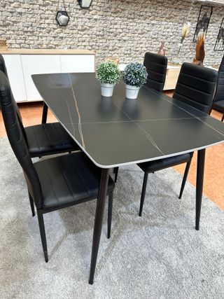 Mesa de comedor negra con 4 sillas acolchadas
