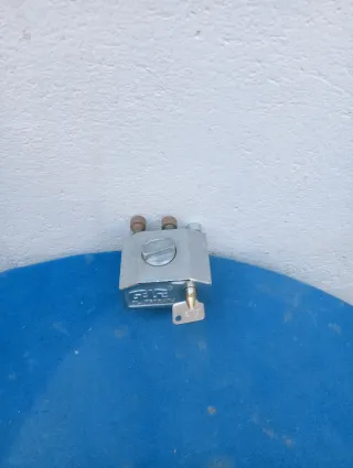 Cerradura de persiana metálica