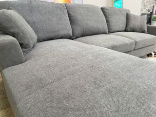 Elegante sofa chaise longue con patas metalicas