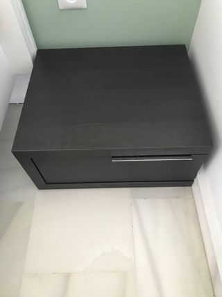 Cama con tapiflex y 2 mesitas