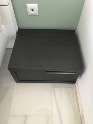 Cama con tapiflex y 2 mesitas