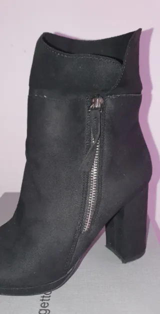 Stivali neri con tacco e zip