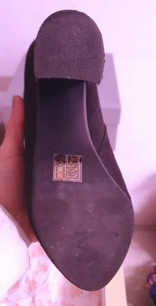 Stivali neri con tacco e zip