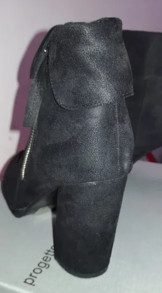 Stivali neri con tacco e zip