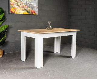 Mesa de madera con sillas