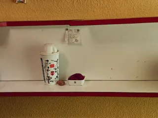 Estantería blanca y roja