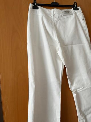 Jeans bianchi a zampa