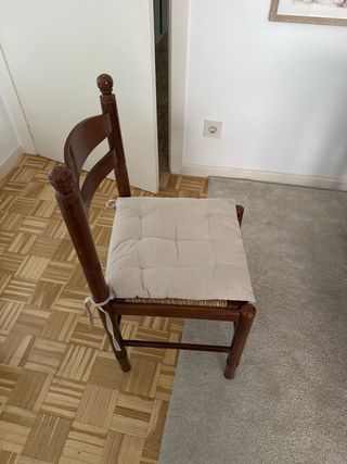 Mesa comedor madera y 5 sillas color marrón