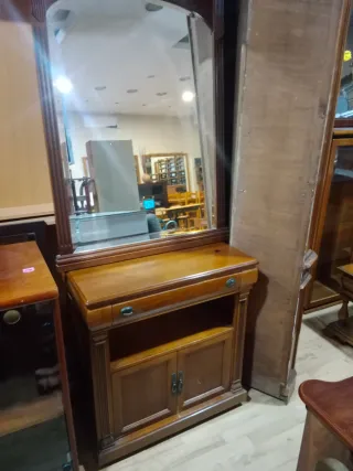 Recibidor de madera con espejo