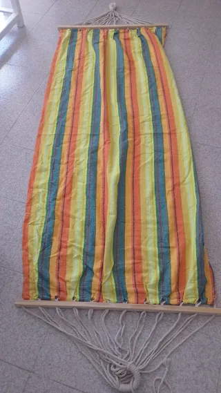 Hamaca de tela con barras de madera