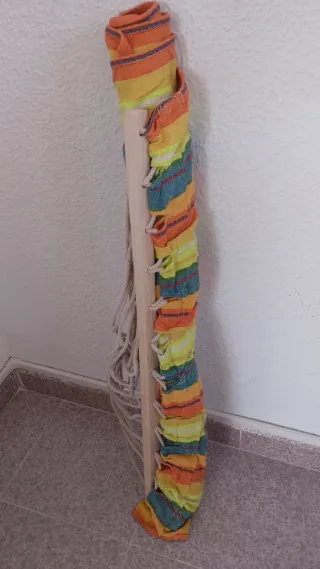 Hamaca de tela con barras de madera