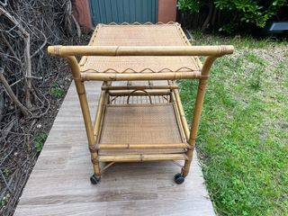 Carrito de mimbre y bambú