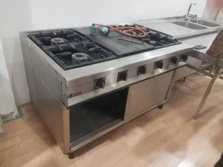 Cocina industrial Repagas 4 fuegos más plancha