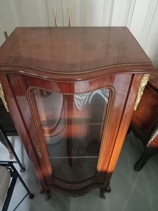 Vitrina marquetería vidrio curvo
