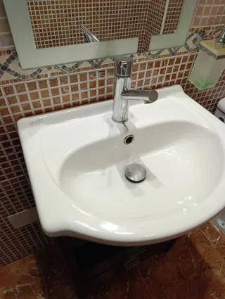 Mueble de baño con lavabo y espejo