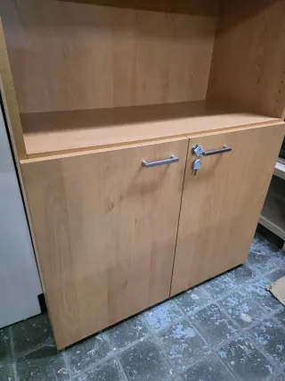 2 Muebles de oficina con puertas y baldas