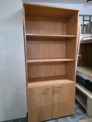 2 Muebles de oficina con puertas y baldas