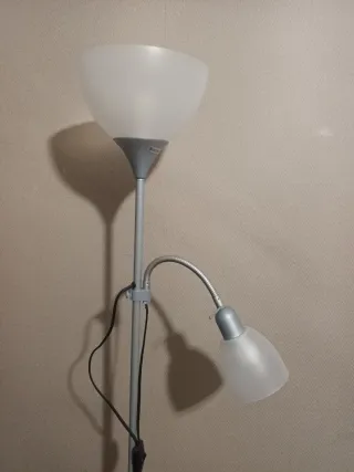 Lámpara de pie moderna gris y blanca