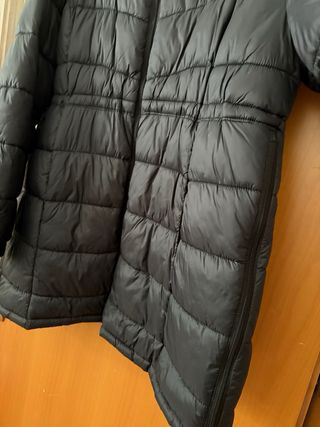 Piumino nero con cappuccio