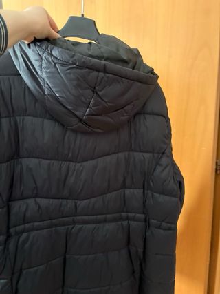 Piumino nero con cappuccio