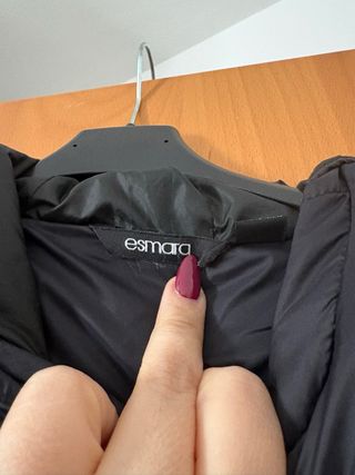 Piumino nero con cappuccio