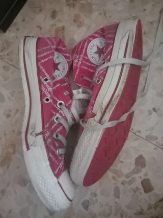 Converse Edición Limitada Roja y Blanca talla 38