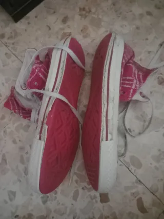 Converse Edición Limitada Roja y Blanca talla 38