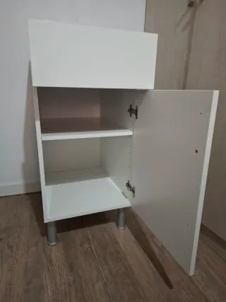 Mueble de baño blanco y plateado