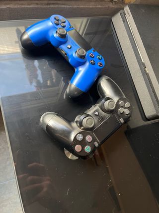 PS4 Slim 1TB + 2 mandos + cables