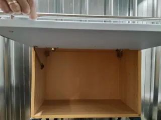 Mueble de cocina colgante gris y madera