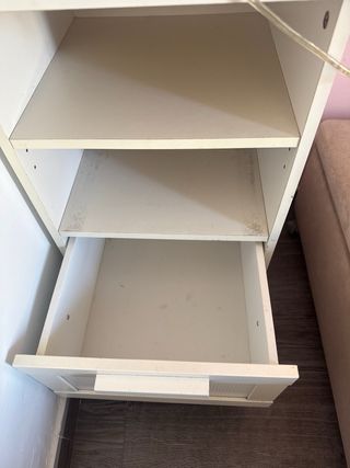 Mesita de noche con lámpara de regalo