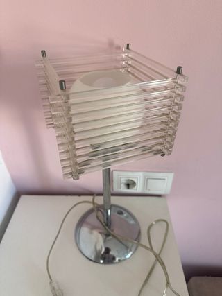 Mesita de noche con lámpara de regalo