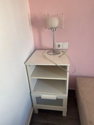 Mesita de noche con lámpara de regalo