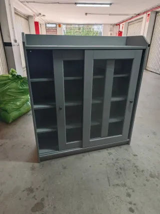 Vitrina baja de madera y cristal