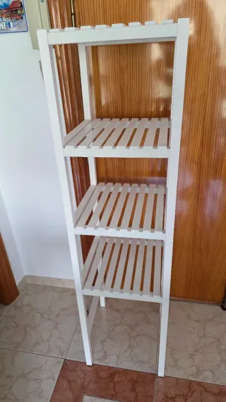 Estantería de madera blanca.