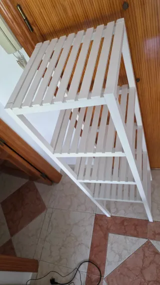 Estantería de madera blanca.