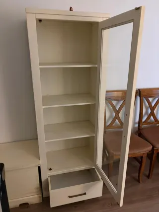 Mueble blanco con puerta de cristal