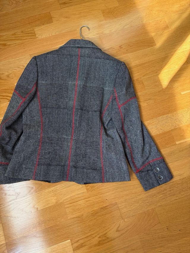 Chaqueta gris con detalles rojos bonitos botones