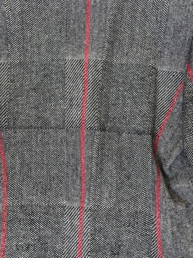 Chaqueta gris con detalles rojos bonitos botones