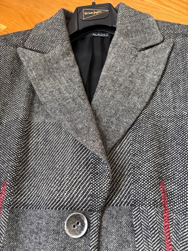 Chaqueta gris con detalles rojos bonitos botones